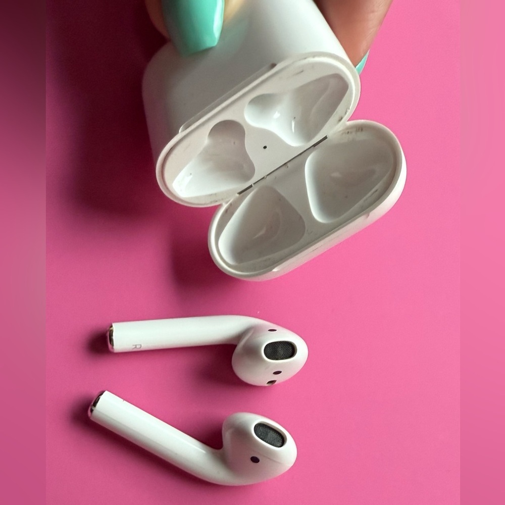 Apple AirPods (2nd Generation) - Picture 2 of 6